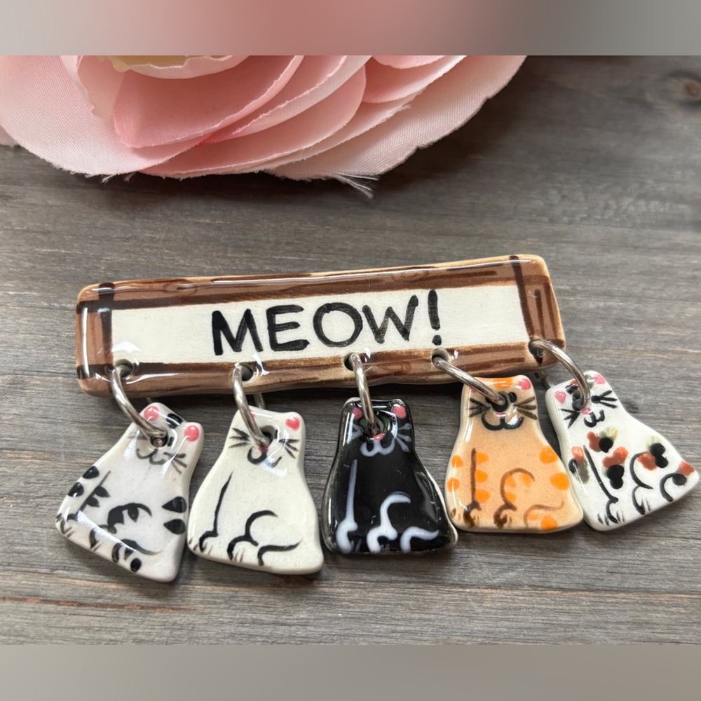 Ceramic Cat Brooch “Meow” with dangling cats